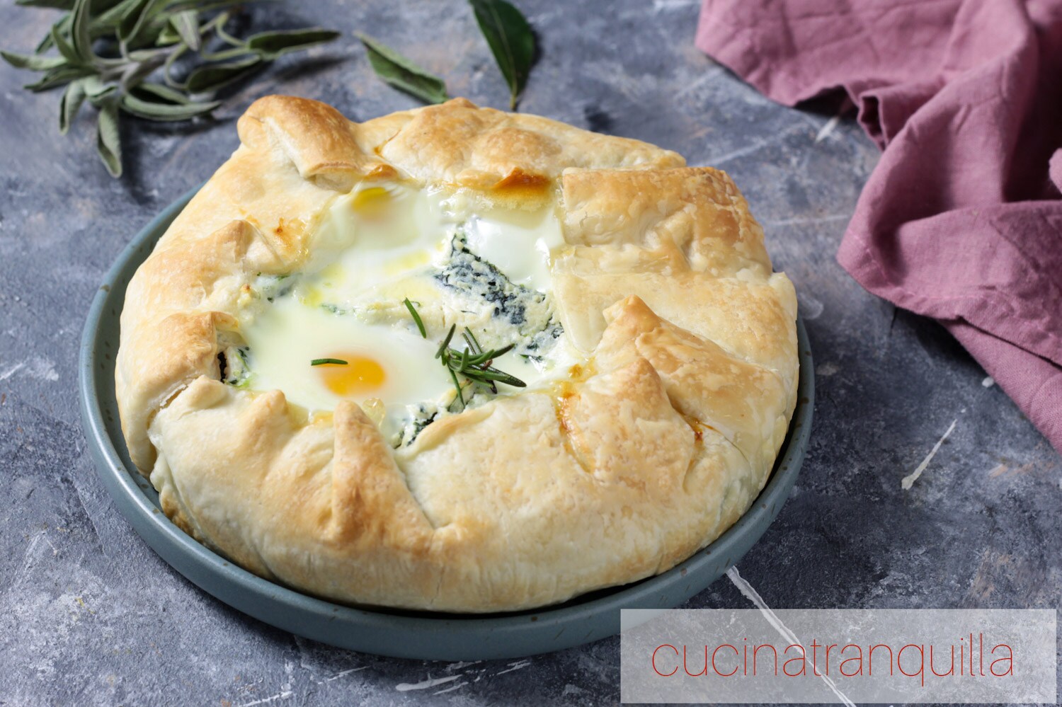 Tarte rustique aux œufs avec brocoli-rave