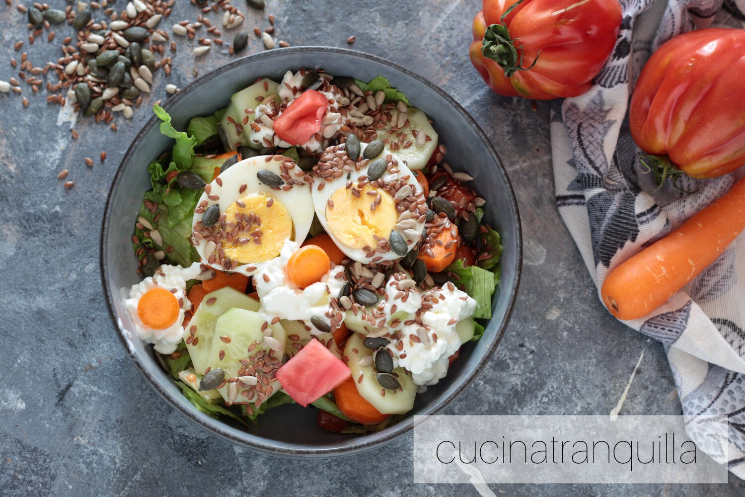 Salade avec fromage blanc, œufs durs et concombres