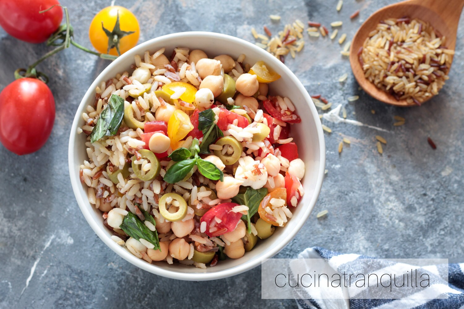 Salade de riz complet avec tomates cerises et pois chiches