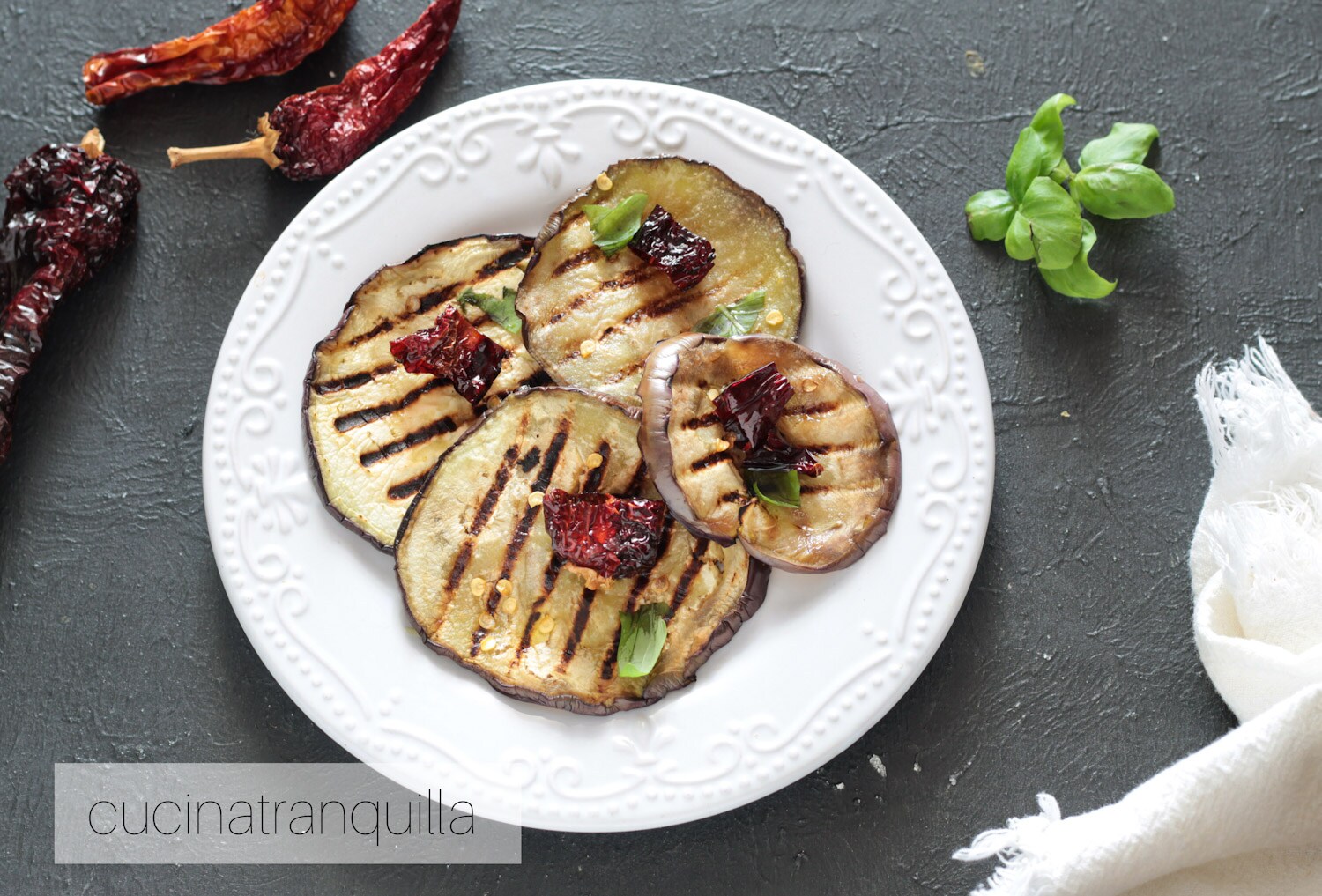 Aubergines grillées avec huile au poivron sec doux