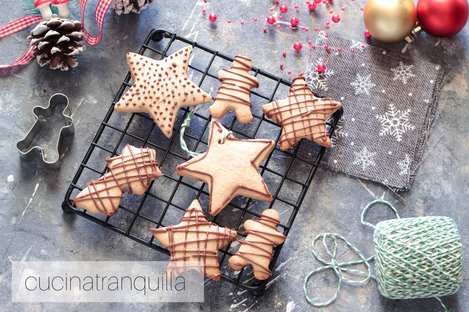 Biscuits de Noël décorés avec pâte sablée à la cannelle