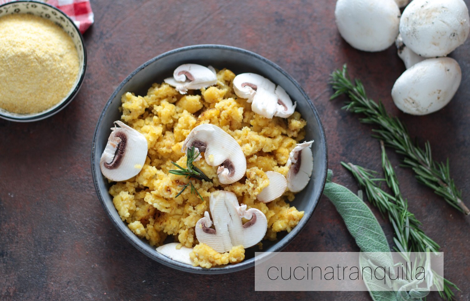 Polenta gratinée avec des champignons frais