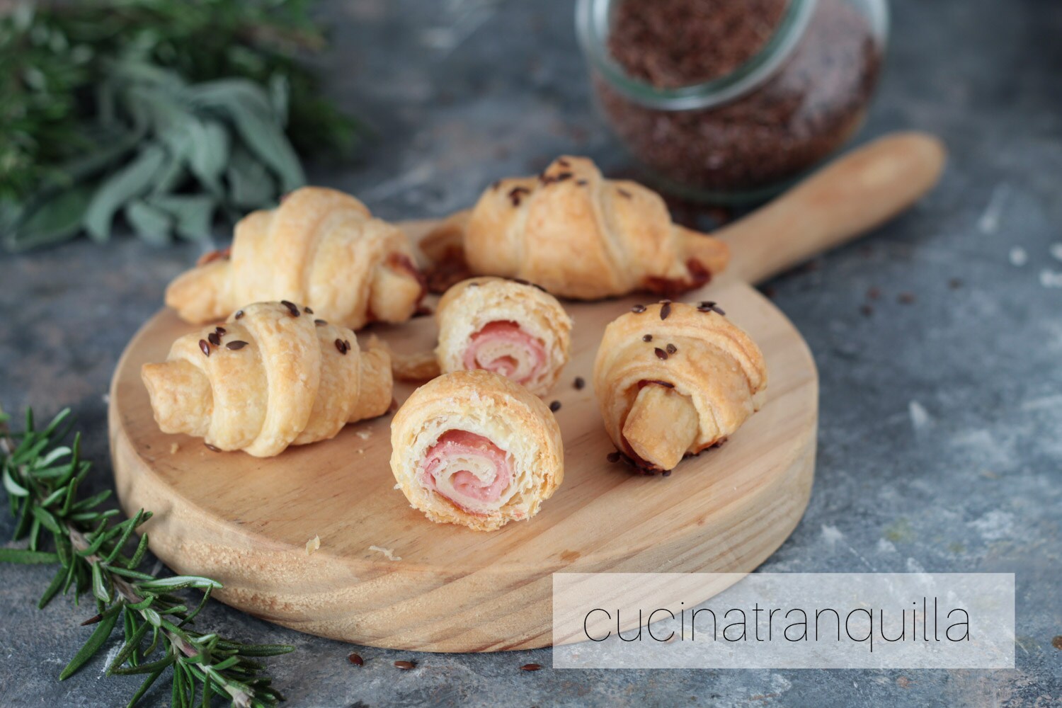 Croissants de pâte feuilletée salés
