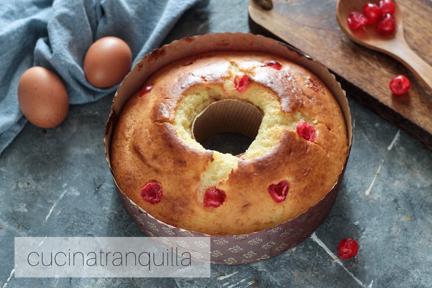 Gâteau moelleux à la ricotta et cerises confites