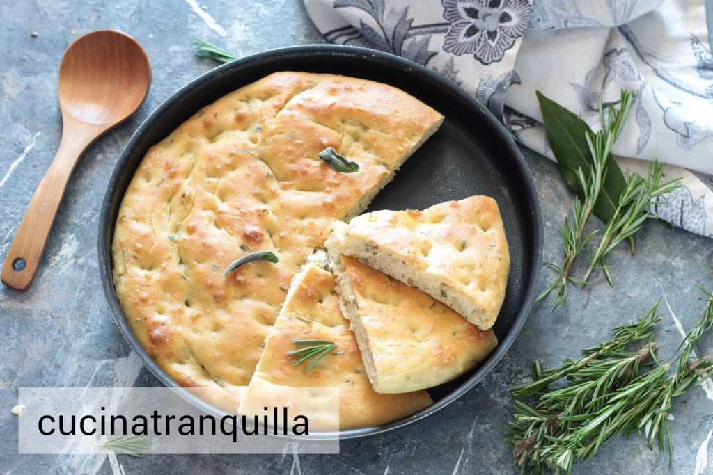 Focaccia à la sauge et au romarin avec pâte dans un bol