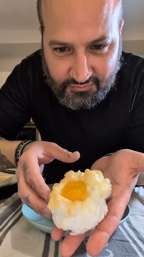 Nuages d'Oeufs Magiques : la Recette Moelleuse et Spectaculaire qui Étonnera Tout le Monde à Table