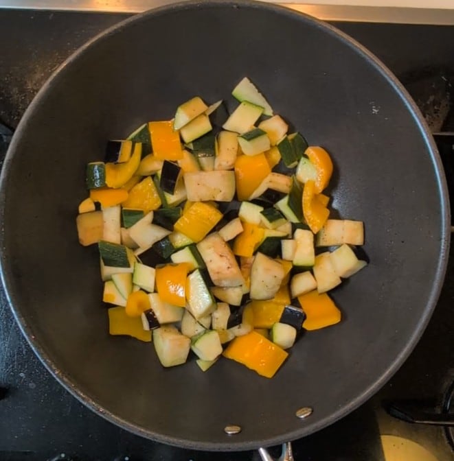 Salade de Quinoa avec Légumes Grillés et Tofu Mariné