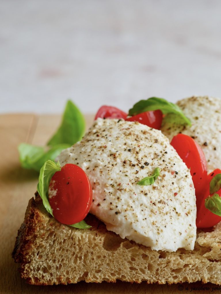 Pain complet avec fromage à tartiner light et tomates cerises