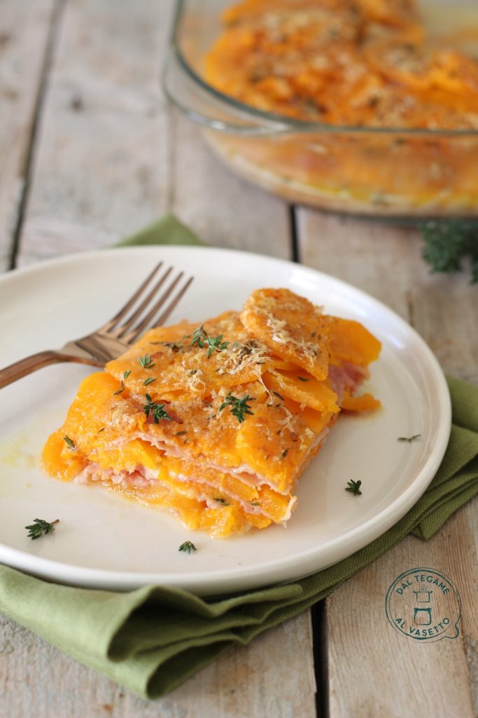 tranches de courge en couches garnies de jambon et de taleggio cuites au micro-ondes à la parmigiana