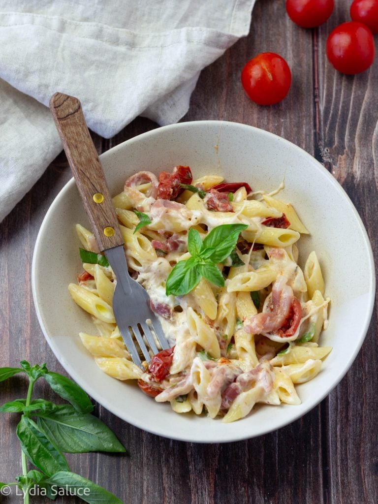 Pâtes aux tomates cerises, speck et stracciatella