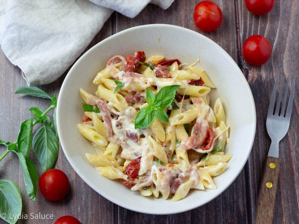 Pâtes aux tomates cerises, speck et stracciatella