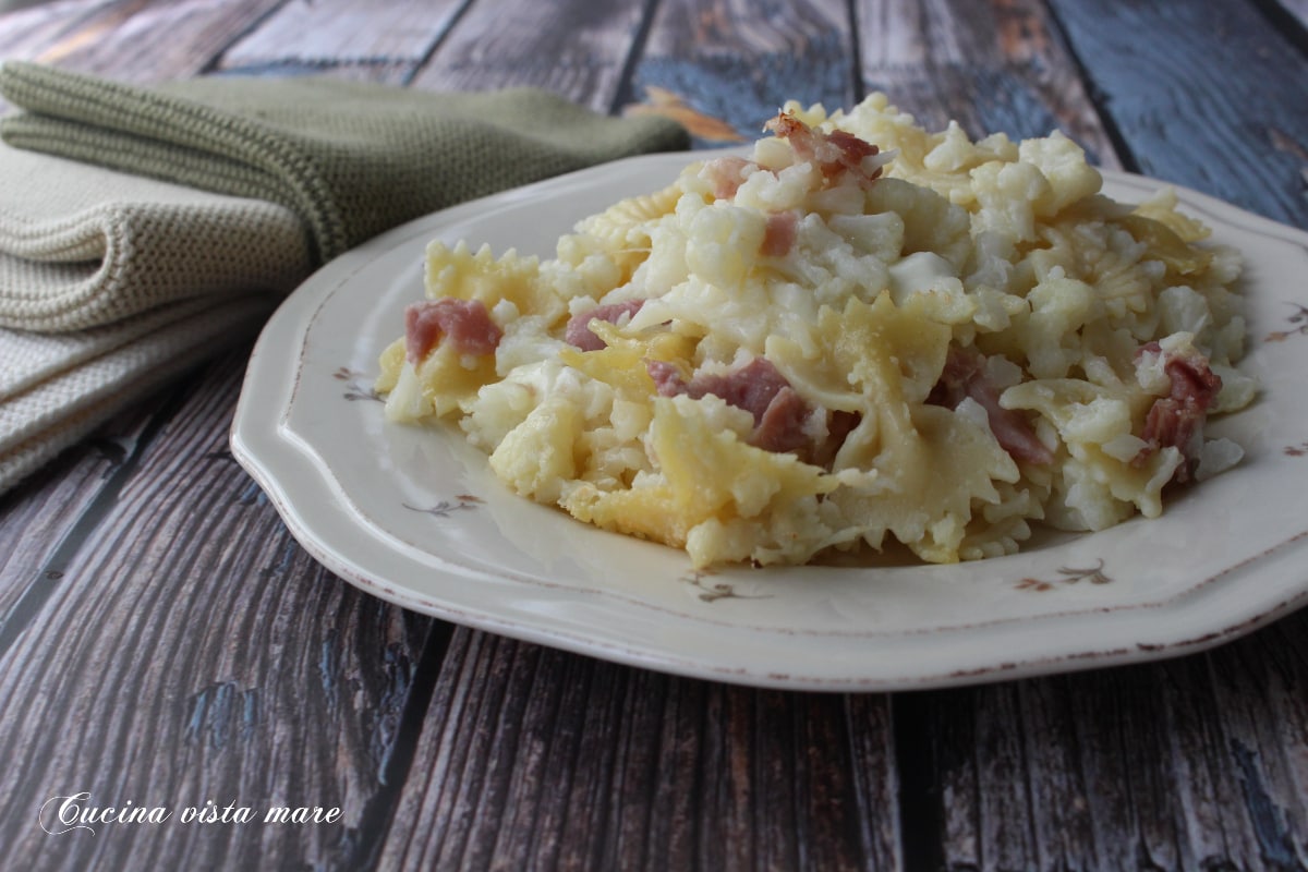Pâtes au four avec chou-fleur et jambon cru