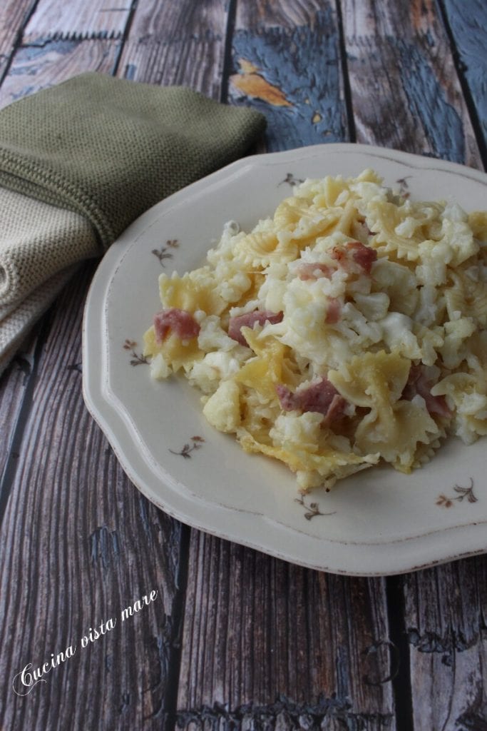 Pâtes au four avec chou-fleur et jambon cru Cuisine vue sur mer