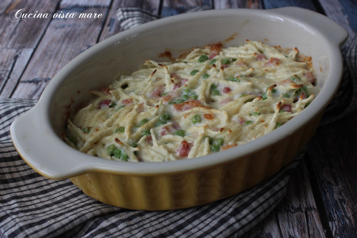 Pâtes au four avec lardons fumés et petits pois