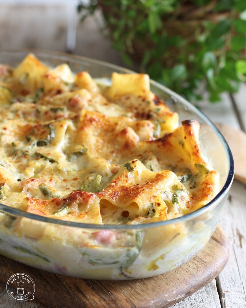 Paccheri gratinés au micro-ondes comme cuits au four blancs et aux courgettes