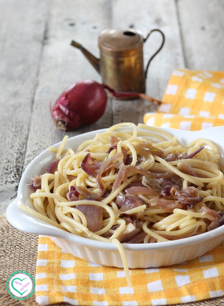 Pâtes aux oignons rouges