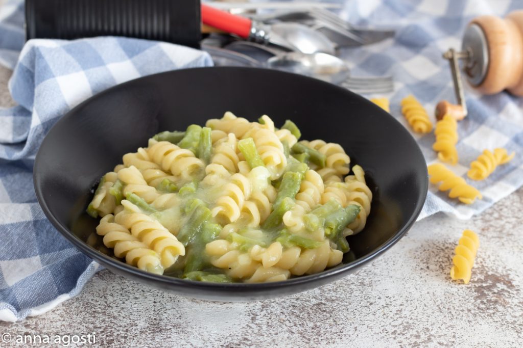 Pâtes avec crème de pommes de terre et haricots verts