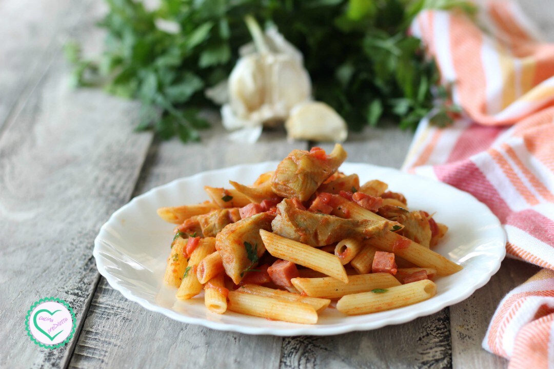 Pâtes avec jambon et artichauts