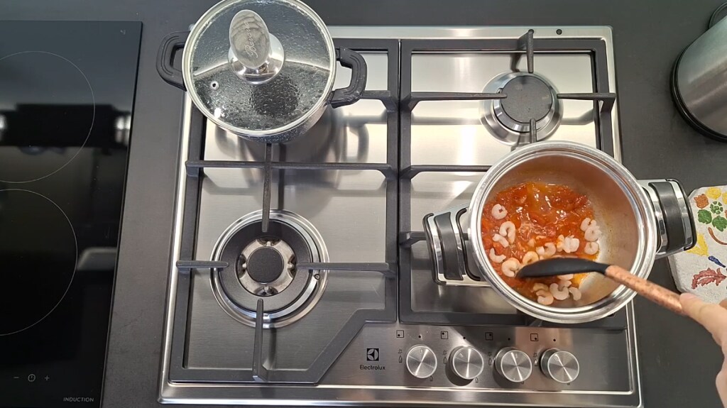 Ajout des crevettes à la sauce