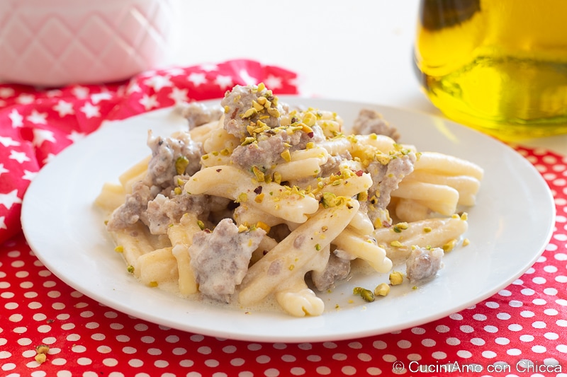 Pâtes avec saucisse stracciatella et pistaches