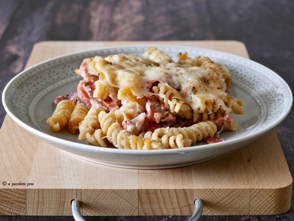 Pâtes complètes au chou-fleur et speck gratinées