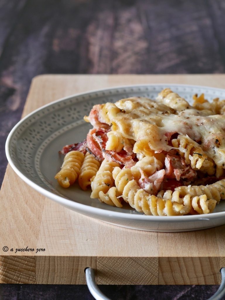 Pâtes complètes au chou-fleur et speck gratinées