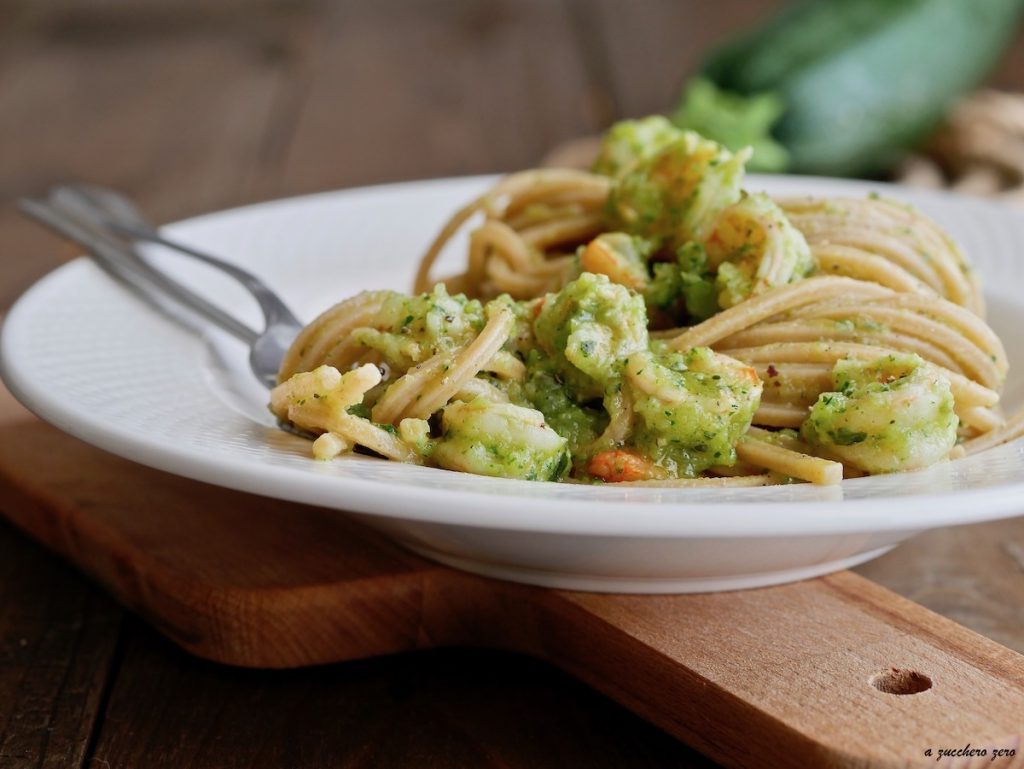 Pâtes complètes aux crevettes et courgettes