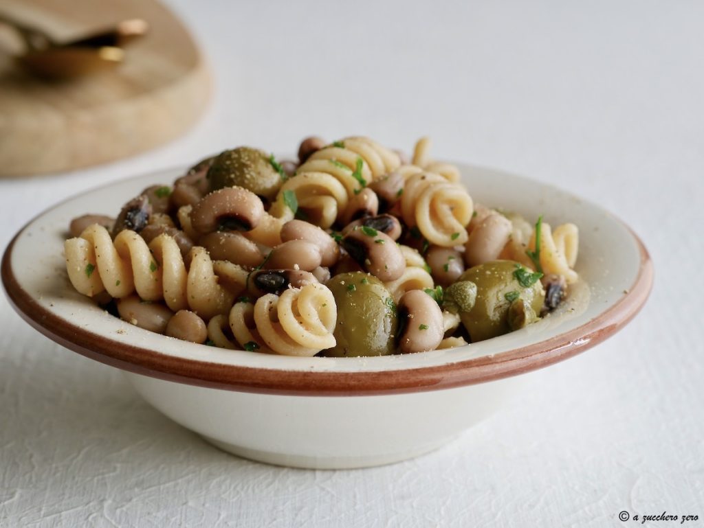 Pâtes complètes froides avec haricots et câpres