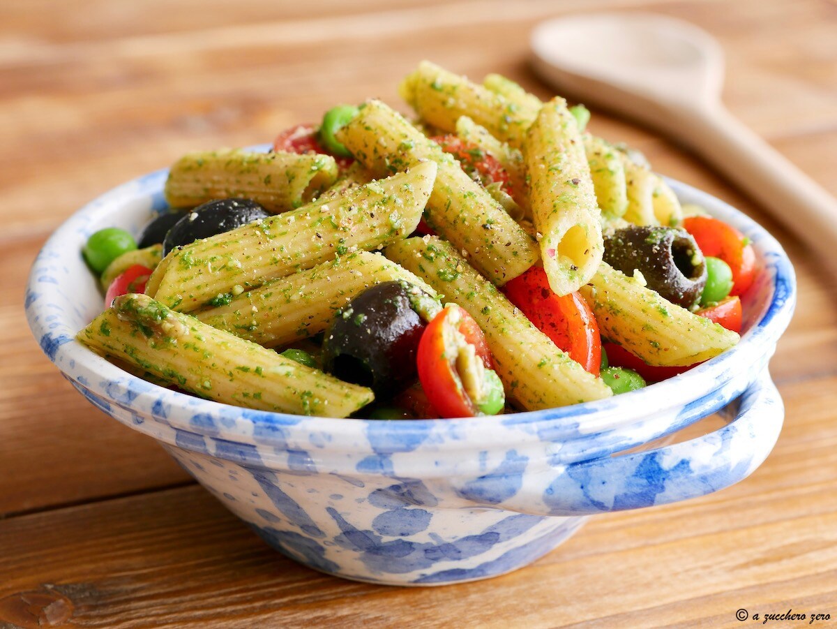 Pâtes complètes froides avec petits pois savoureuses