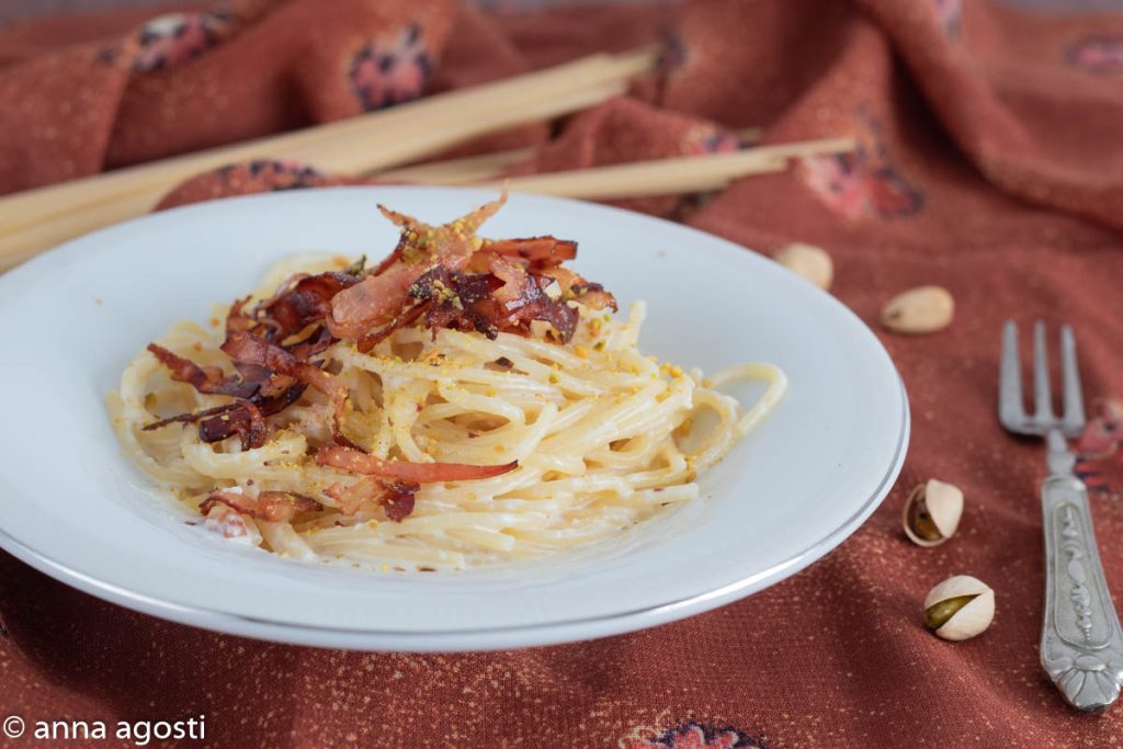 Pâtes crémeuses stracchino speck et pistaches