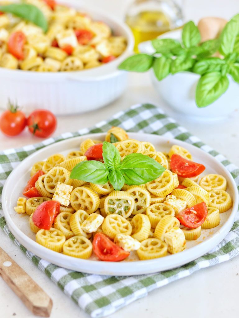 Pâtes froides au pesto, tomates cerises et feta