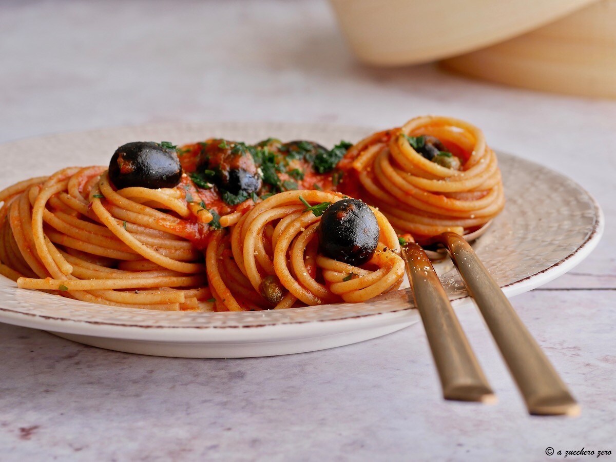 Pâtes à la puttanesca [olives, câpres et anchois]