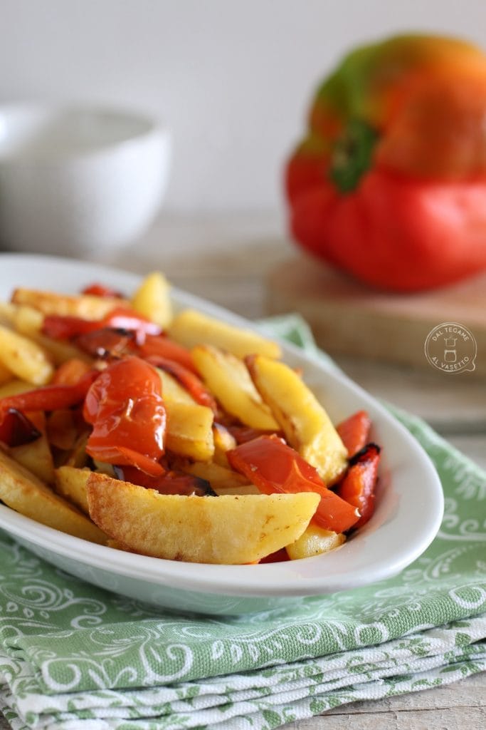 pommes de terre et poivrons cuits dans la friteuse à air