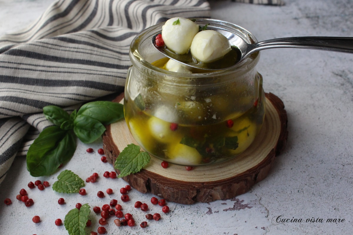 Petites mozzarella marinées