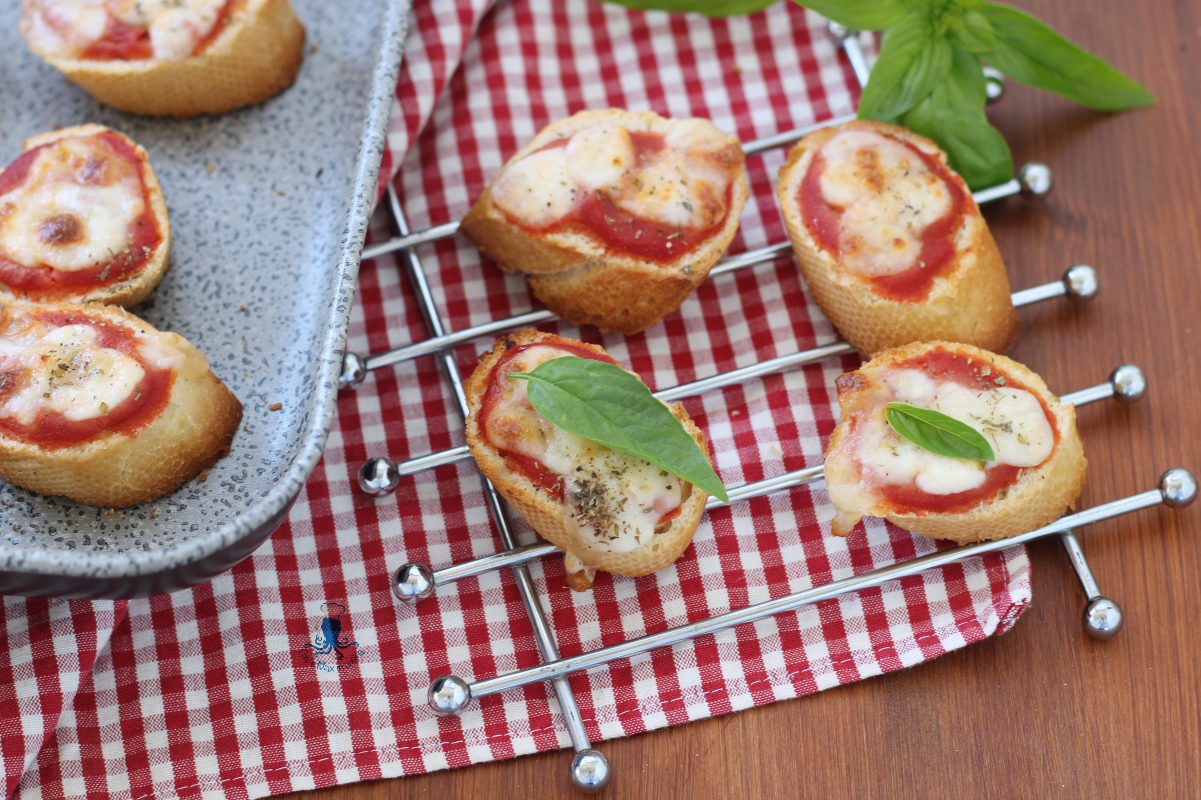 Petites pizzas au pain rassis, recette anti-gaspillage.