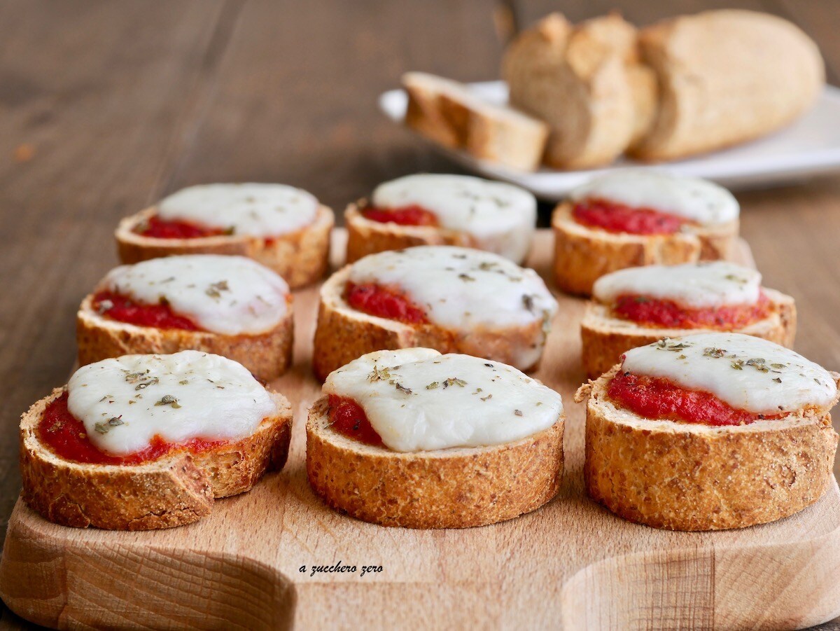 Petites pizzas de pain complet margherita