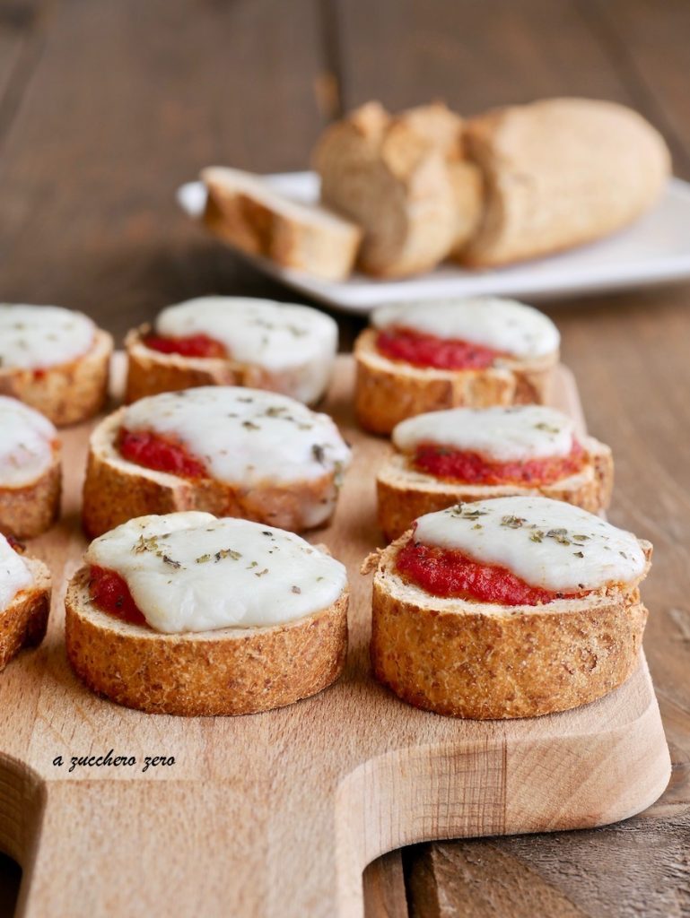 Petites pizzas de pain complet margherita