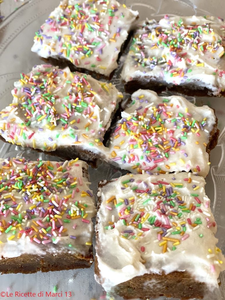 Petits gâteaux glacés de Carnaval (blondies funfetti glacés)