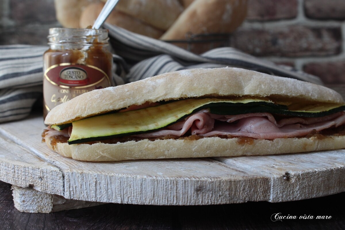 Petits pains avec jambon cuit confiture d’oignons et courgettes
