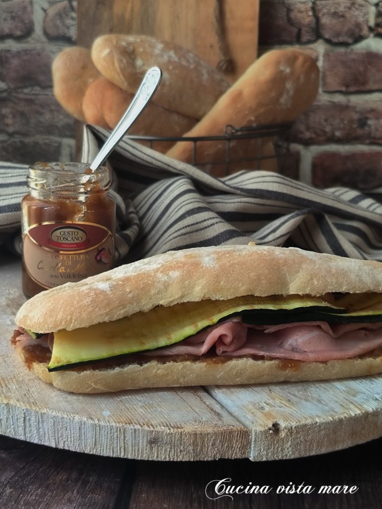 Petits pains avec jambon cuit confiture d'oignons et courgettes Cuisine vue sur mer