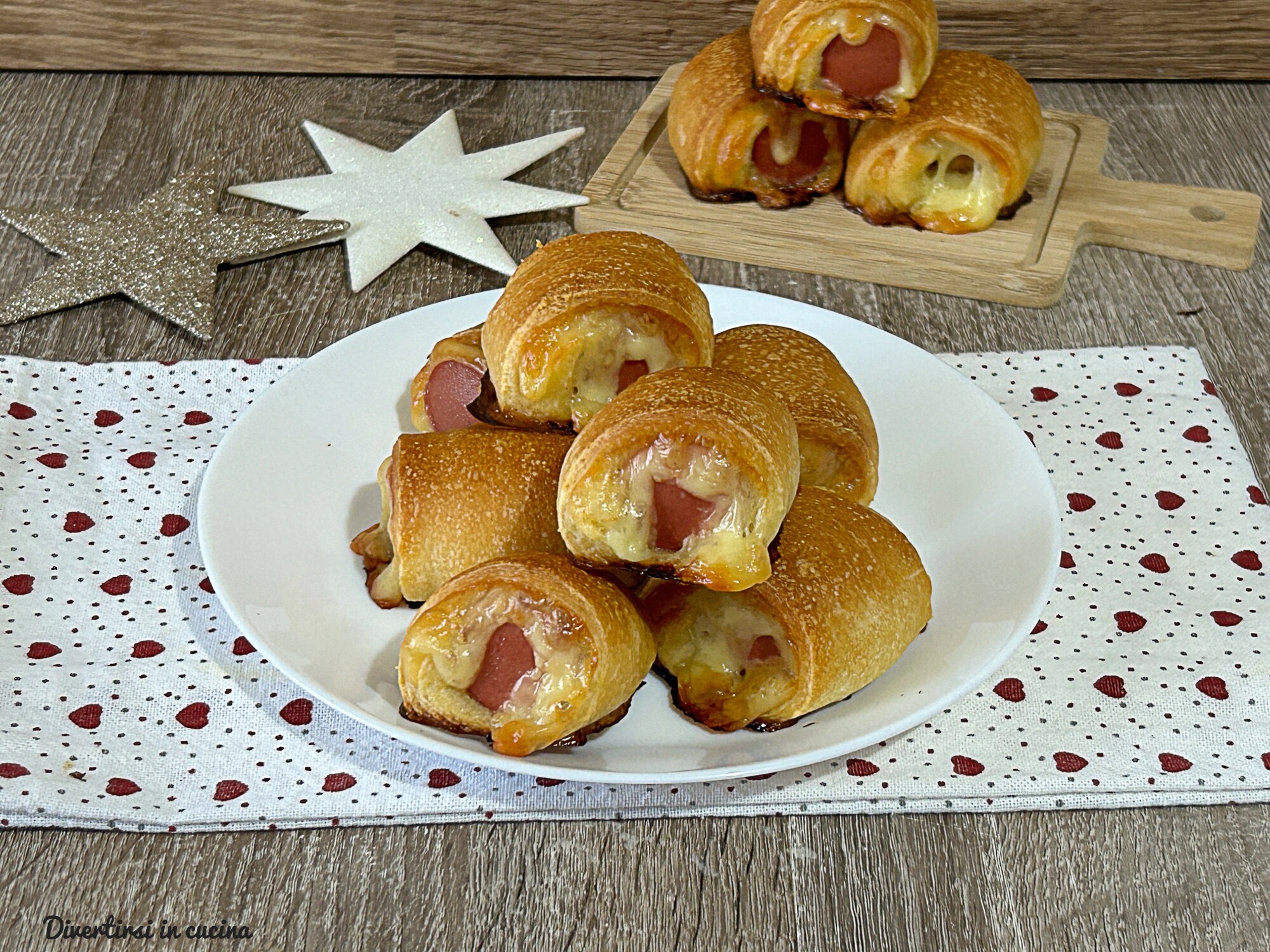 Petits pains aux saucisses et fromage