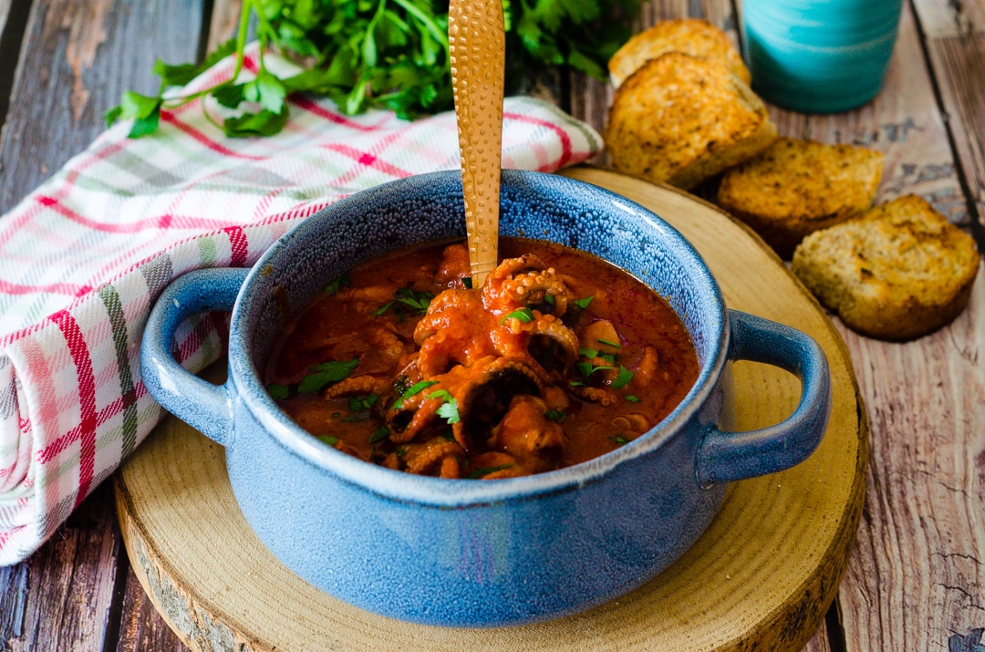 Petits poulpes à l’étouffée, recette napolitaine facile à préparer et délicieuse!