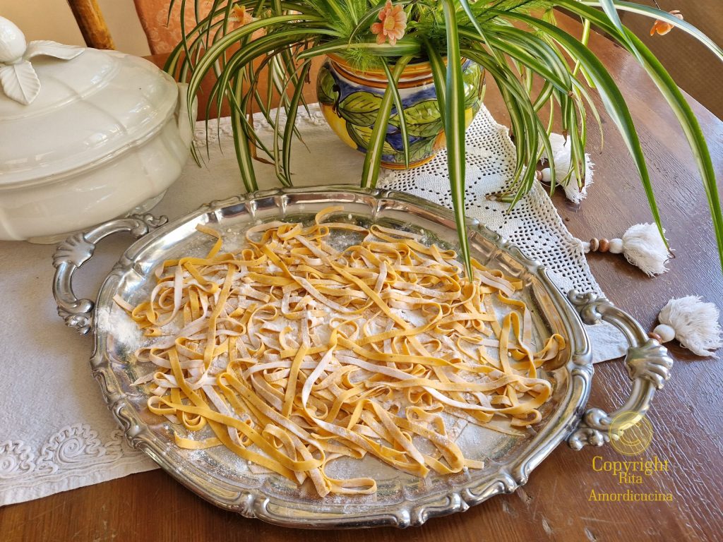 Tagliatelles de potiron avec pesto de fleurs