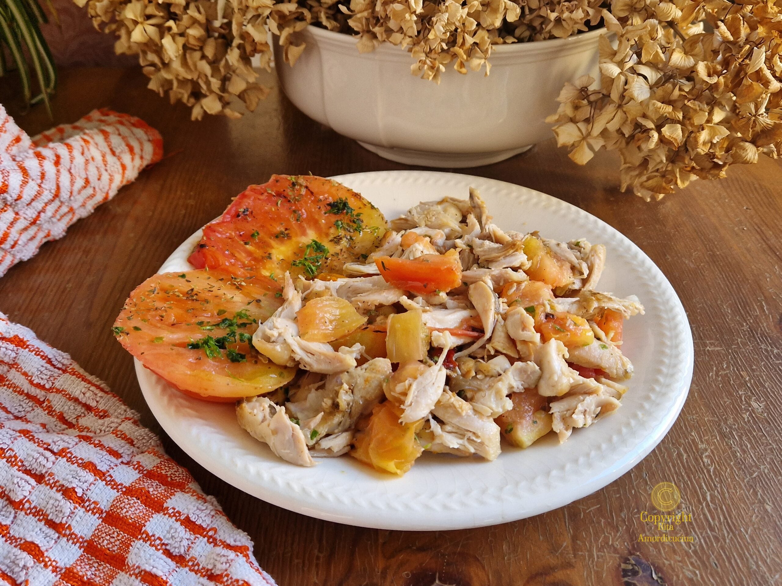 La salade de poulet et de tomates grillées