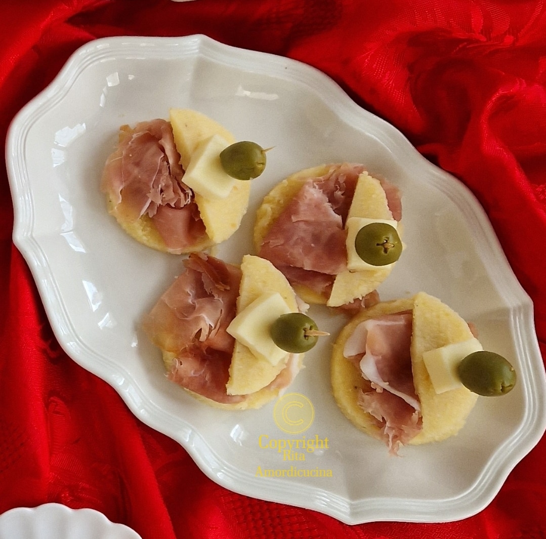 Les tartelettes de polenta avec charcuterie et fromage