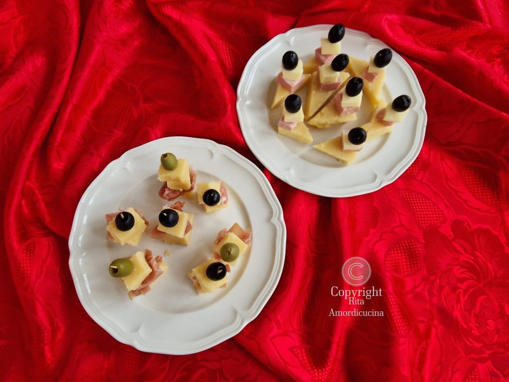 Les amuse-bouches de polenta avec charcuterie et fromage