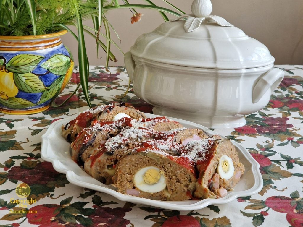 Le pain de viande à la viande et aux aubergines