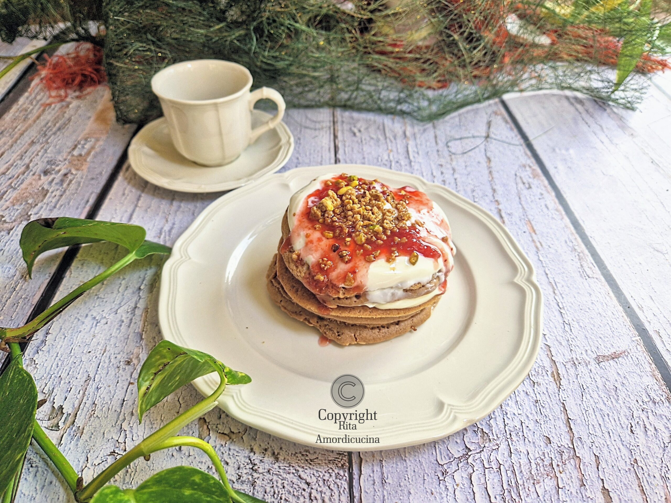 Les pancakes au cacao avec mousse diététique aux fruits
