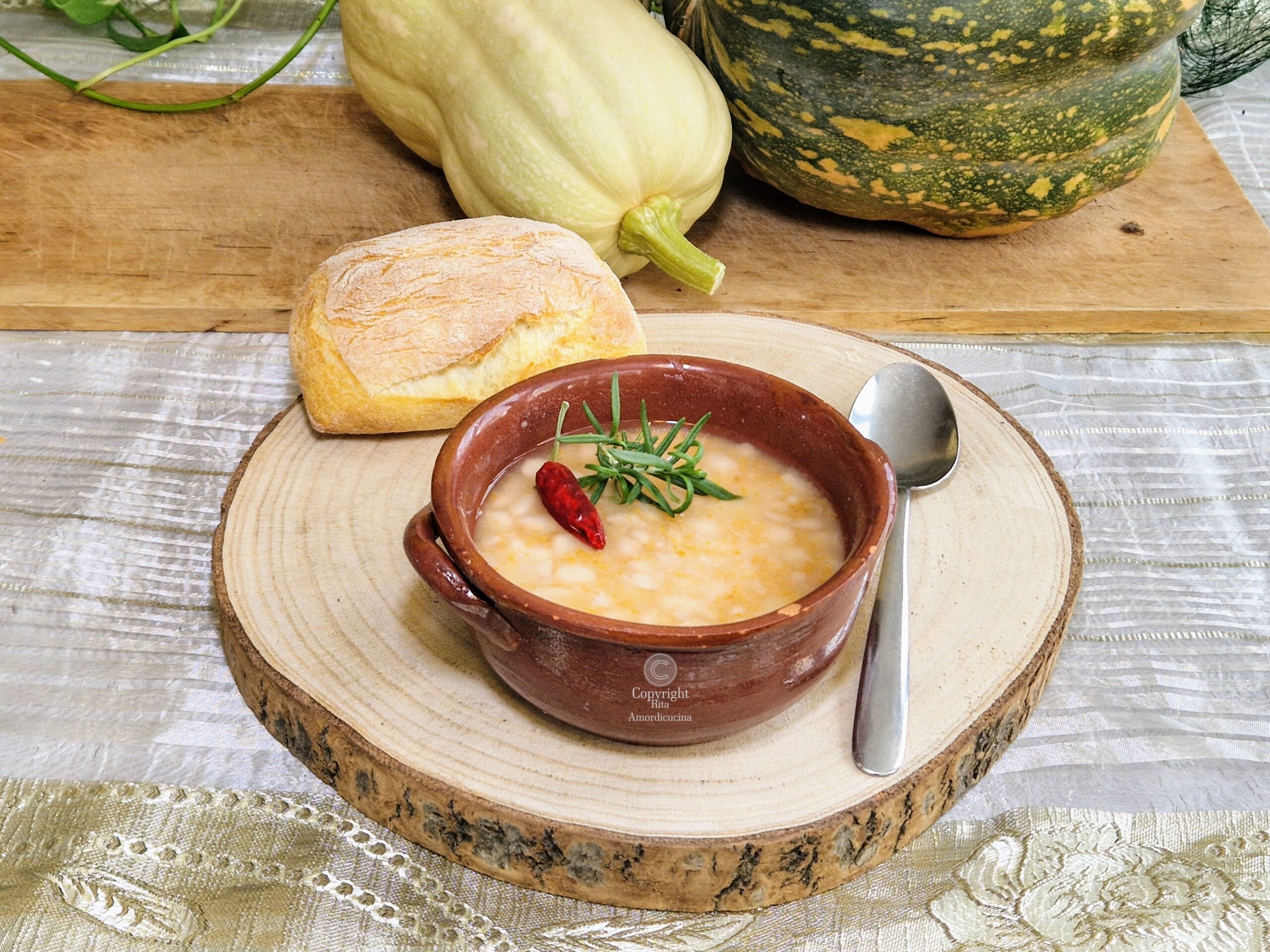 Soupe de haricots cannellini avec la courge