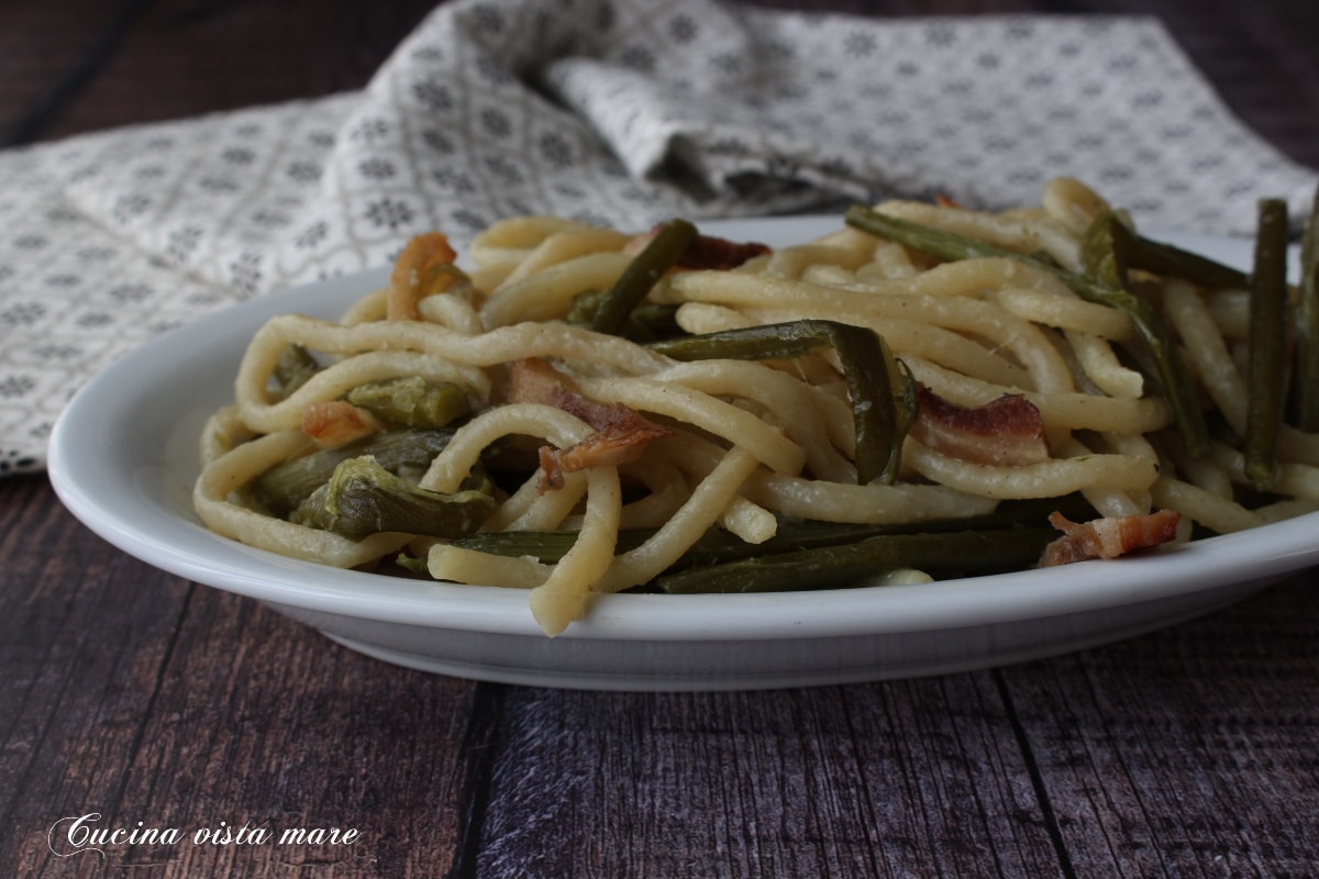 Pici avec guanciale et pousses d’ail